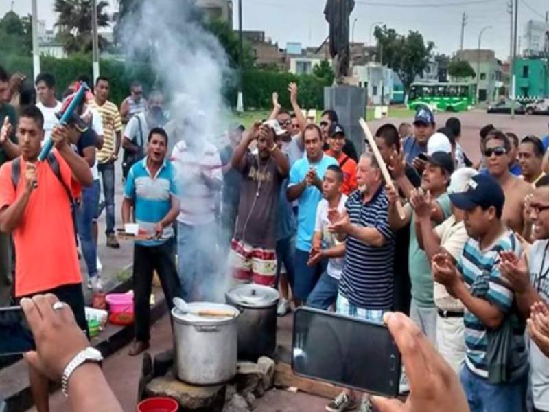 Contin a la huelga de portuarios del Callao y se acusa a APM de