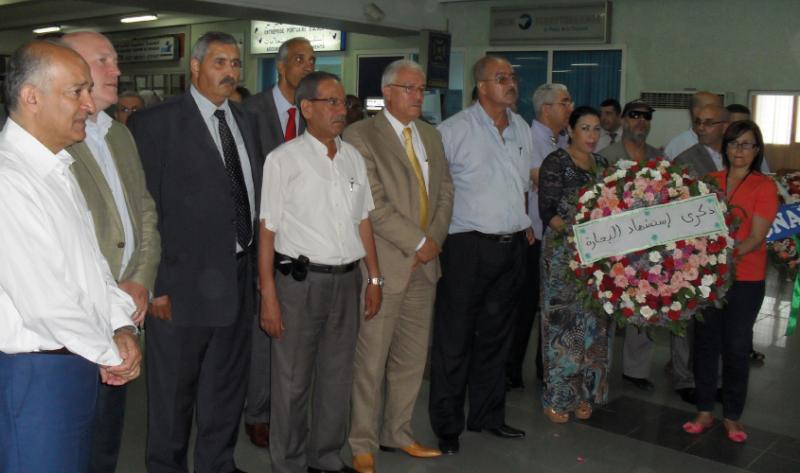 Steve Cotton, accompanied by port and union officials, laying a wreath at the memorial