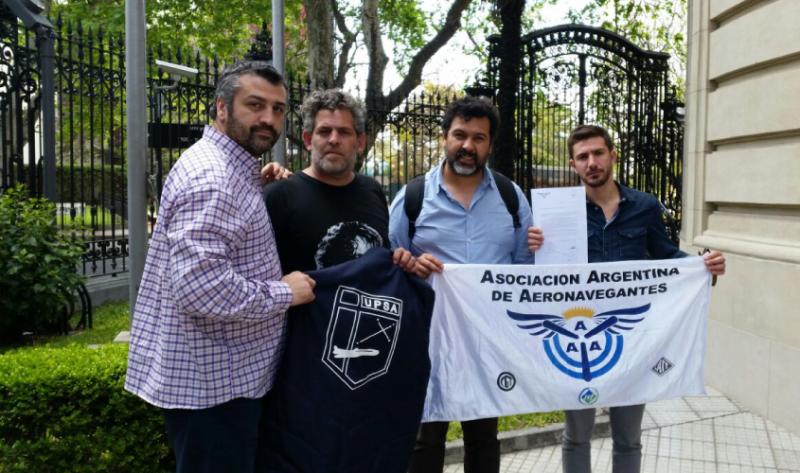 Argentinian unions deliver solidarity letter to French embassy