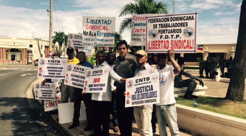 Antonio Fritz mit ADCA-Mitgliedern nach seiner Verhaftung in der Dominikanischen Republik