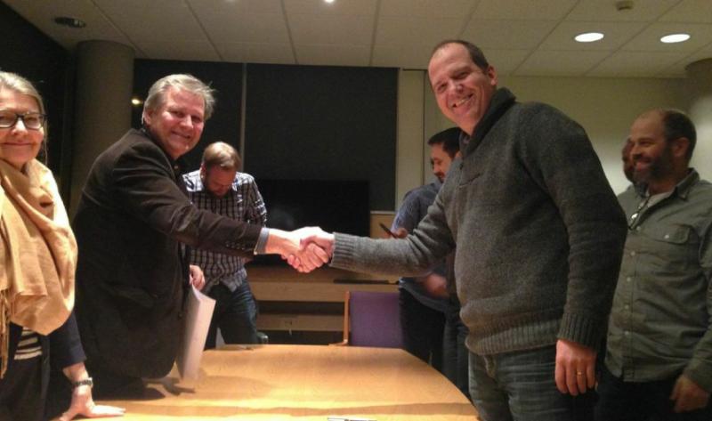 FIA’s Ornolfur Jonsson (right) and Icelandair chairman Gudmundur Palsson conclude negotiations, December 2014