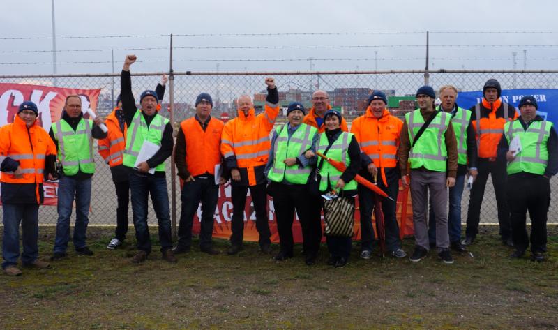 FNV Bondgenoten members promote container safety during ITF action week
