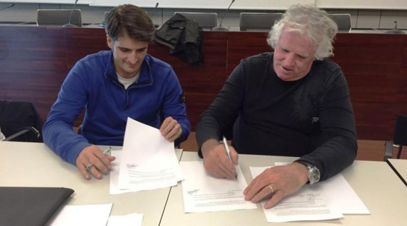 Paddy Crumlin and Jordi Aragunde sign the agreement