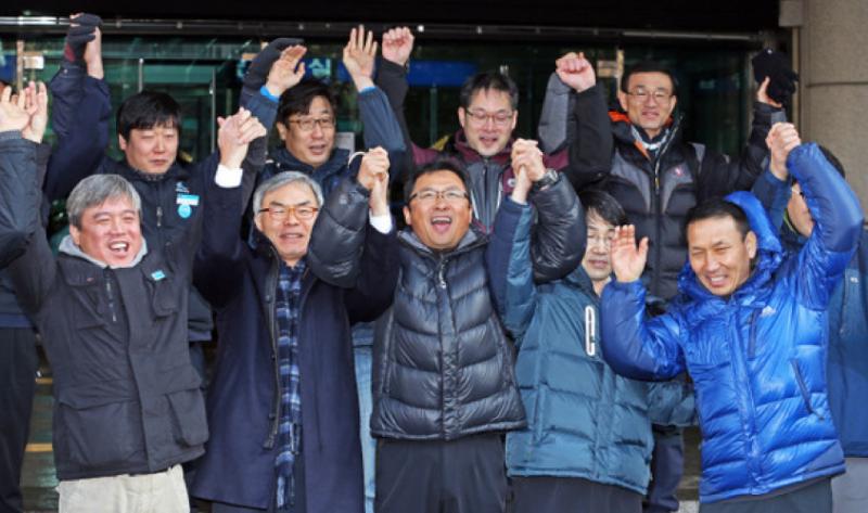 New KRWU president Younghoon Kim with former president Myounghwan Kim, other KRWU officers and their legal team  