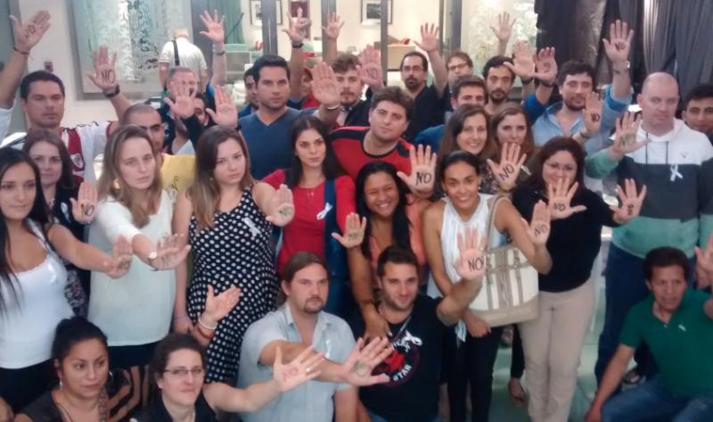 Los/as participantes de la escuela de verano de la ITF respaldan la jornada de eliminación de violencia contra las mujeres. 