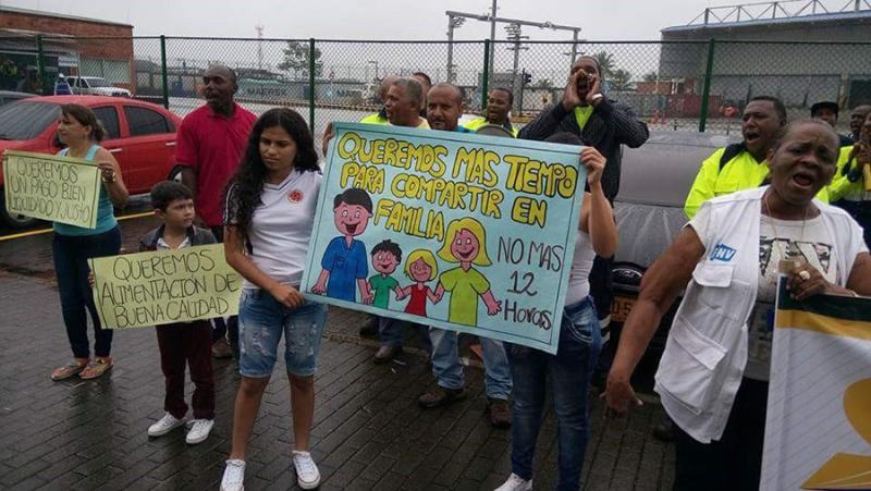 Dockers’ families protesting at APM/TCBUEN terminal at Buenaventura port